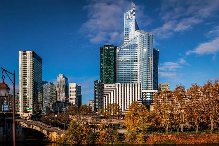 Parvis de La Défense depuis Neuilly-Sur-Seine (Thomas Bekker/CoStar)